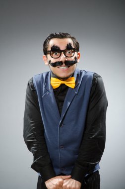 Komik adam koyu arka plan