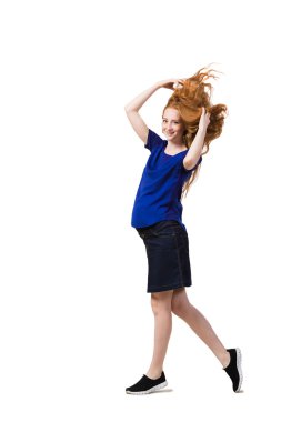 Beyaz tenli hamile bir kadın.