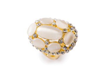 Mücevher yüzüğü beyazda izole edilmiş.