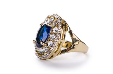 Altın yüzük beyaz arkaplanda izole edildi