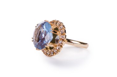 Altın yüzük beyaz arkaplanda izole edildi