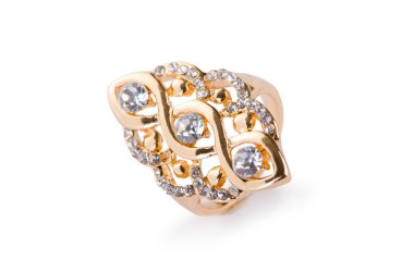 Altın yüzük beyaz arkaplanda izole edildi