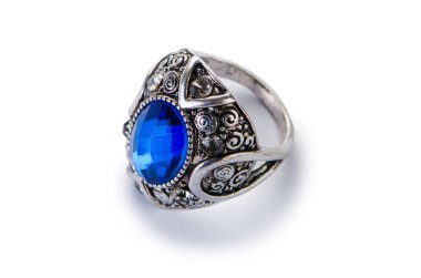 Mücevher yüzüğü beyazda izole edilmiş.