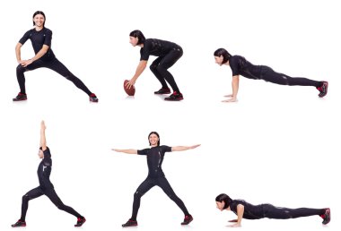 Genç adam beyazlar üzerinde alıştırma yapıyor.