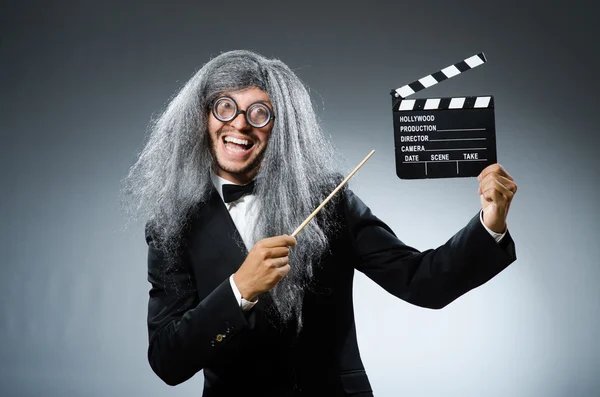 Lustiger Mann mit Filmklappbrett — Stockfoto