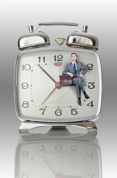 Koncepcja Biznesowa z biznesmenem i zegar — Zdjęcie stockowe