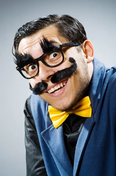 Hombre gracioso contra fondo oscuro —  Fotos de Stock