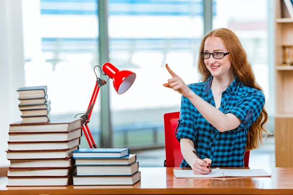 Jonge vrouwelijke student bereidt zich voor op examens — Stockfoto