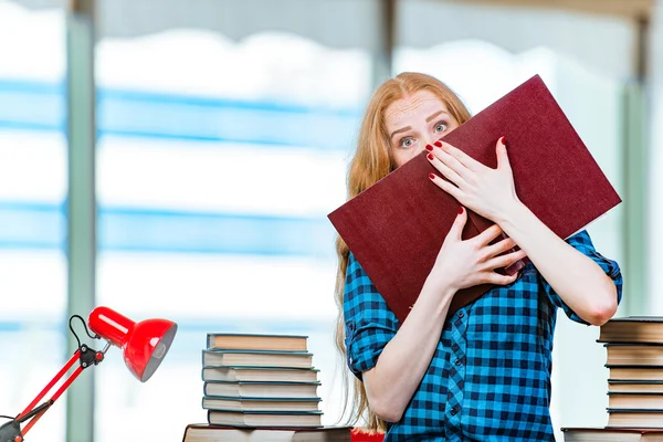 Jeune étudiante se préparant aux examens — Photo