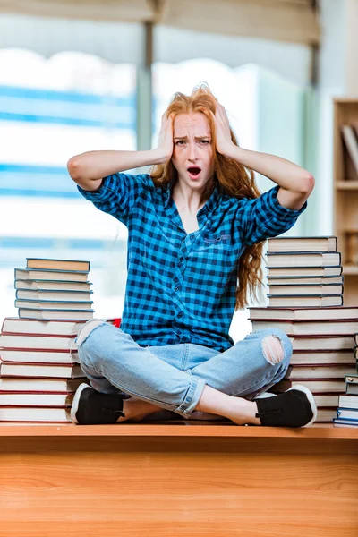 Jeune étudiante se préparant aux examens — Photo