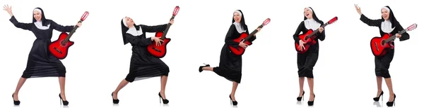 Monja con guitarra aislada en blanco — Foto de Stock