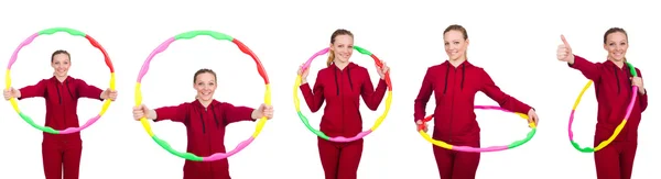 Frau macht Übungen mit Hula-Hoop-Reifen — Stockfoto