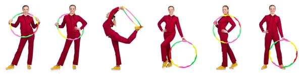 Kobieta robi ćwiczenia z hula hoop — Zdjęcie stockowe