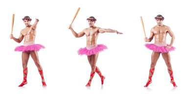 Beyaz bale eteği giyen adam izole edilmiş.