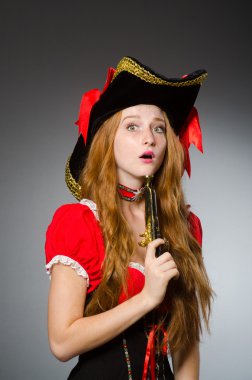 Korsan kostümlü kadın - Cadılar Bayramı konsepti