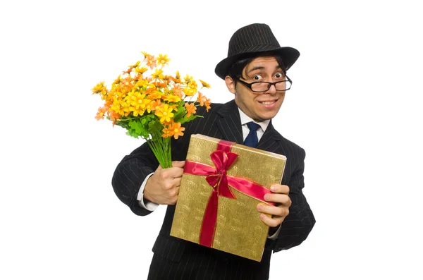 Grappige mens met bloemen en geschenkdoos — Stockfoto