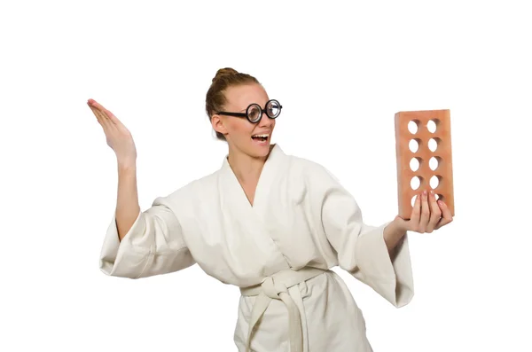 Grappige vrouw in kimono met baksteen op wit — Stockfoto