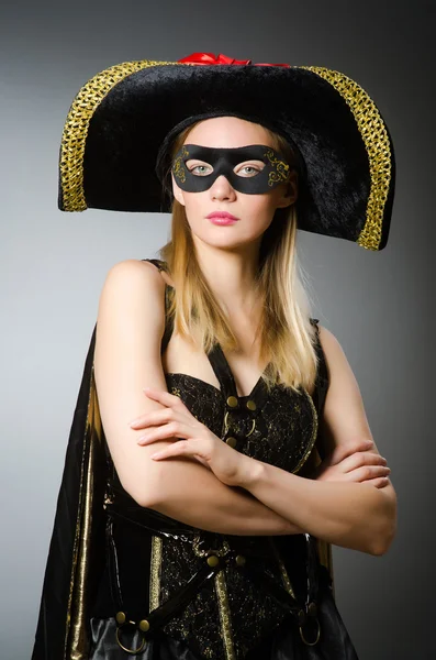Kvinna i piratkostym - Halloween koncept — Stockfoto