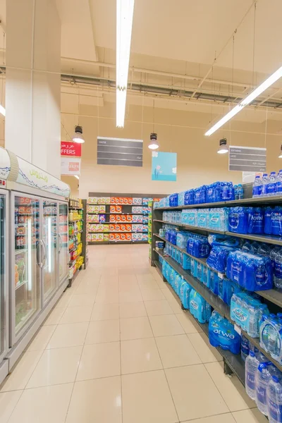 Dubai supermarktkellnerin — Stockfoto