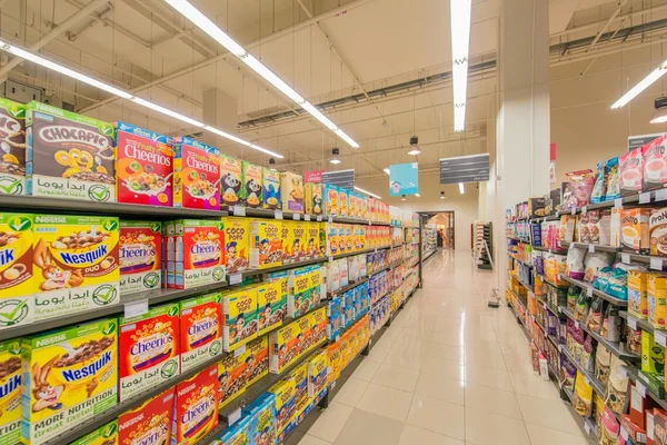 Dubai supermarktkellnerin — Stockfoto