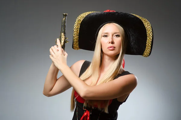 Donna in costume da pirata - concetto di Halloween — Foto Stock