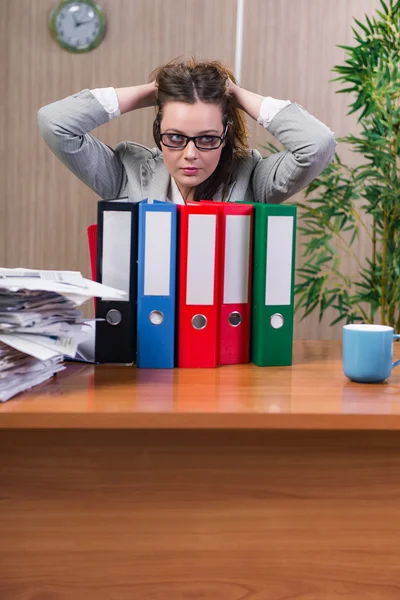 Podnikatelka ve stresu, práce v kanceláři — Stock fotografie