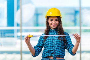 genç kadın ev iyileştirmeler yapıyor