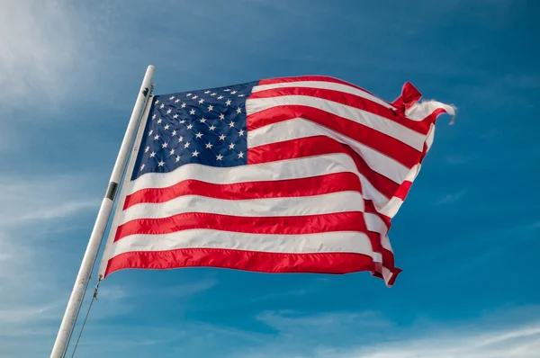 Mavi gökyüzüne karşı Amerikan bayrağı