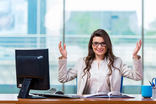 Call center operator werkt in het kantoor — Stockfoto