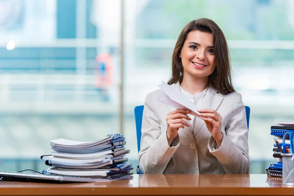 Empresária sentada na mesa do escritório — Fotografia de Stock