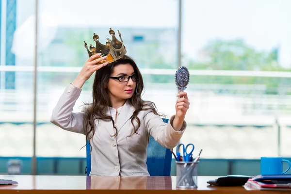 Empresária sentada na mesa do escritório — Fotografia de Stock