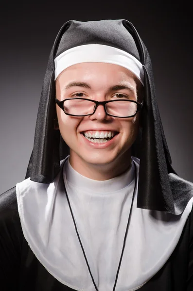 Homem engraçado vestindo roupas de freira — Fotografia de Stock