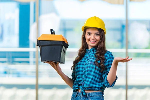 Mujer joven haciendo mejoras en el hogar — Foto de Stock