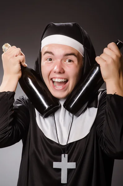 Homem engraçado vestindo roupas de freira — Fotografia de Stock