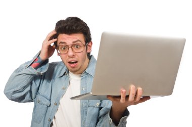 Dizüstü bilgisayarı olan genç bir öğrenci beyaza izole edilmiş