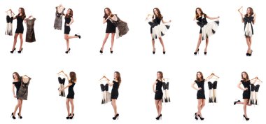 Genç bir kadın beyaz üzerinde yeni kıyafetler deniyor.