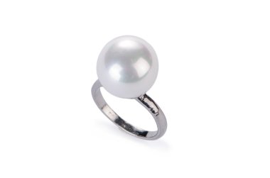 Beyaz arka plan üzerinde izole altın mücevher yüzük