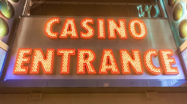 Casinoeintritt am Abend — Stockfoto