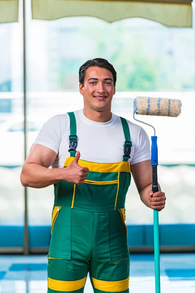 Junger Bauarbeiter arbeitet auf der Baustelle — Stockfoto