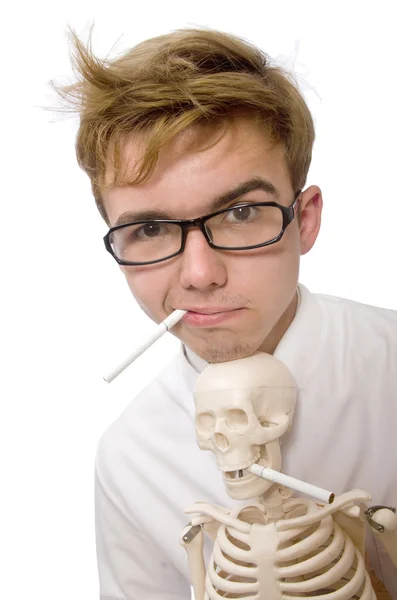Антитабачная концепция с человеком и скелетом — стоковое фото