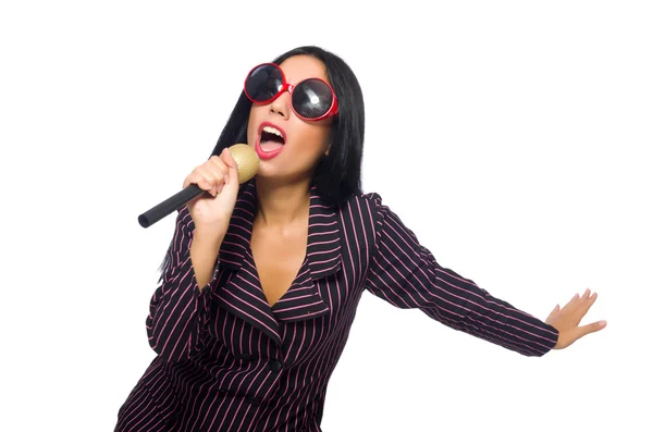 Kvinna som sjunger i karaoke club isolerad på whie — Stockfoto