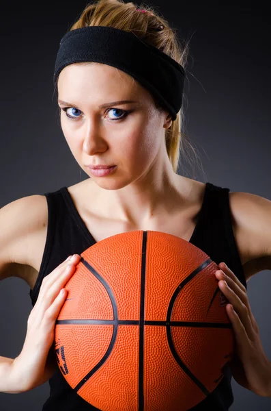 Женщина с баскетболом в спортивной концепции — стоковое фото