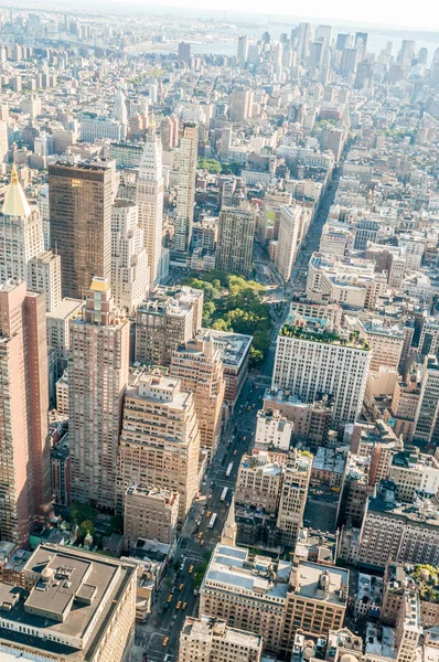New Yorker Stadtpanorama mit hohen Wolkenkratzern — Stockfoto