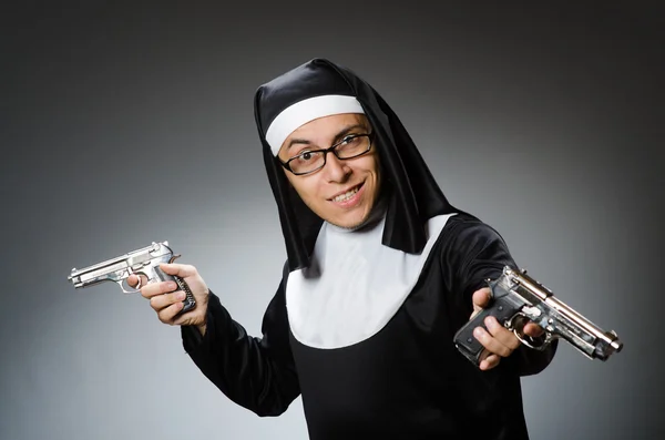 Hombre vestido de monja con pistola —  Fotos de Stock