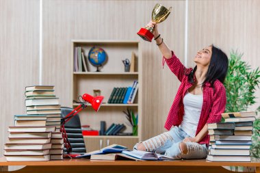 Üniversite sınavlarına hazırlanan genç bir kız öğrenci.