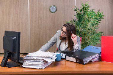 İş kadını ofiste çalışan stres altında