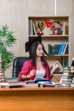 Üniversite sınavlarına hazırlanan genç bir kız öğrenci.