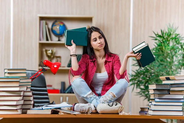 Jeune étudiante se préparant aux examens collégiaux — Photo