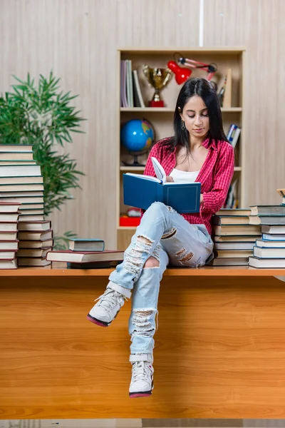 Jonge vrouwelijke student bereidt zich voor op college tentamens — Stockfoto