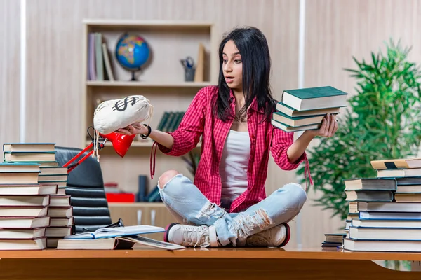 Giovane studentessa che si prepara per gli esami di scuola superiore — Foto Stock